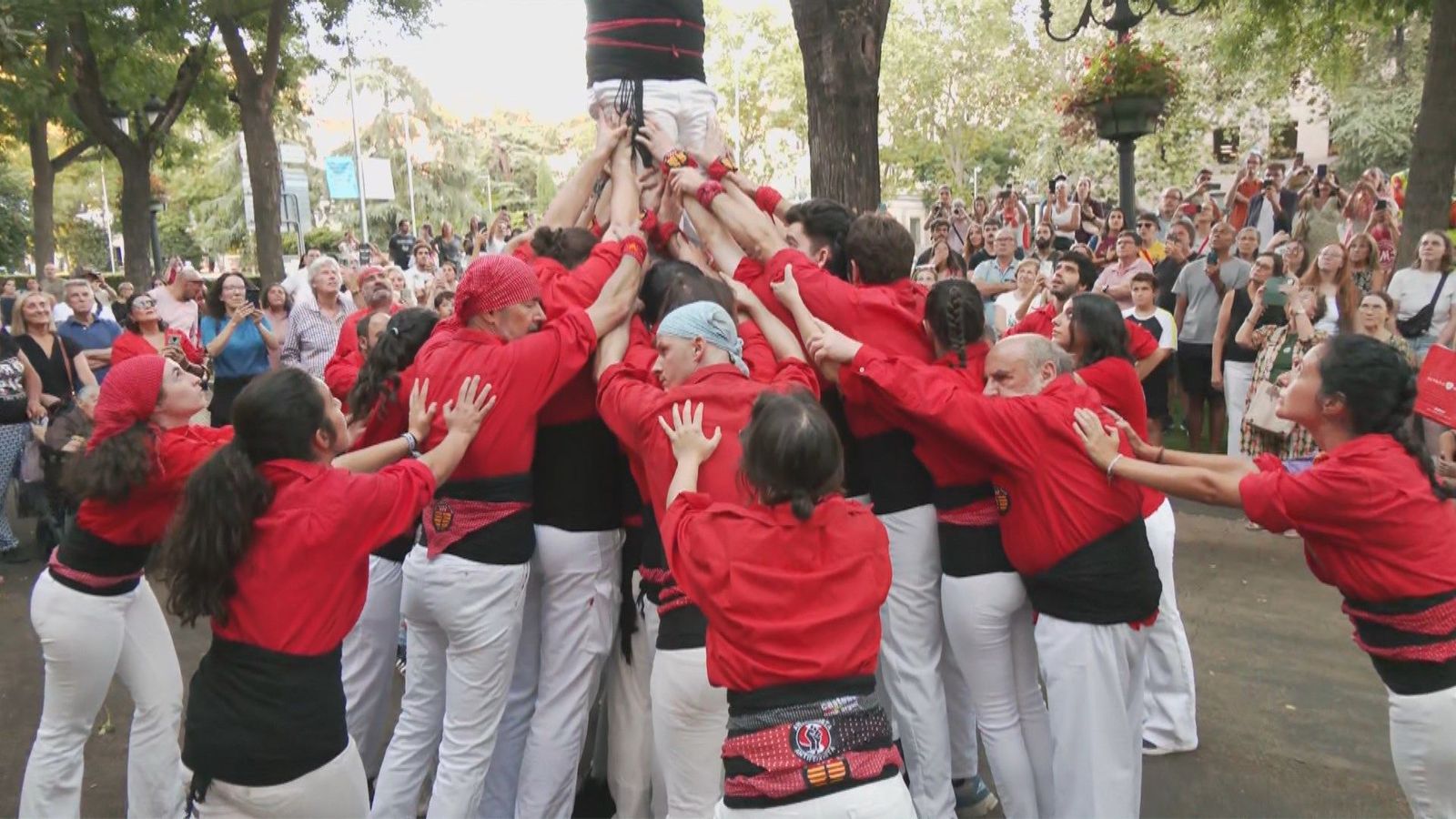 El Paseo de Recoletos se llena para crear un castell por el Día de Cataluña