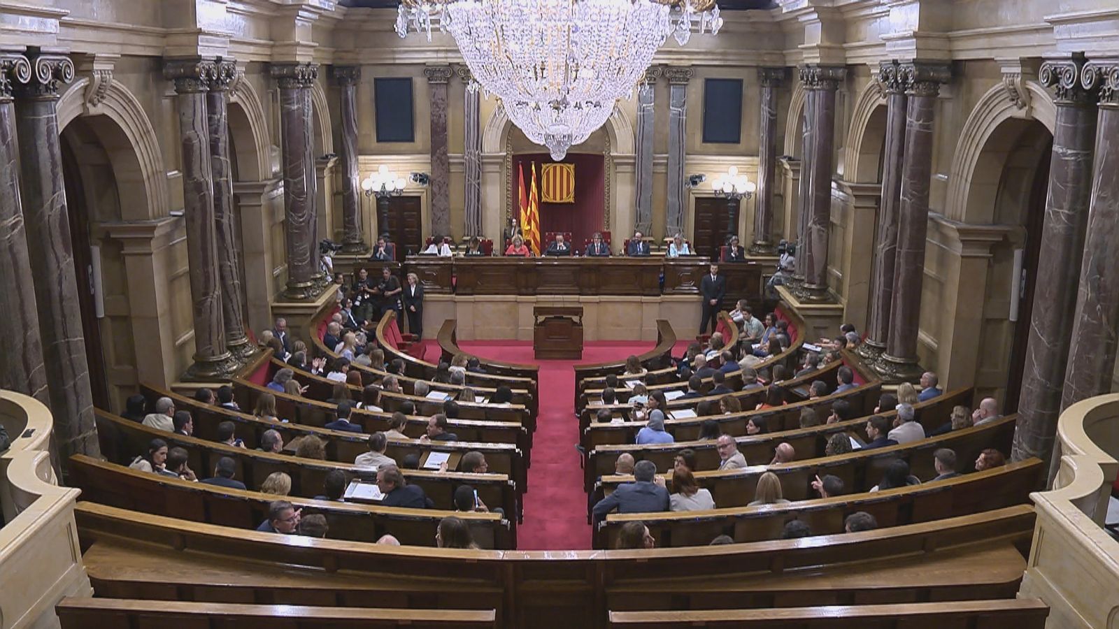 El Parlament catalán aprueba el voto telemático para Puigdemont