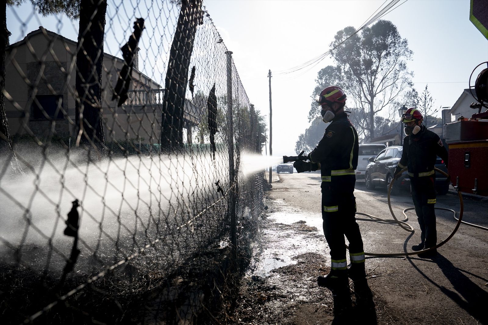 Un bombero refresca la zona de Aldea del Fresno afectada por el incendio