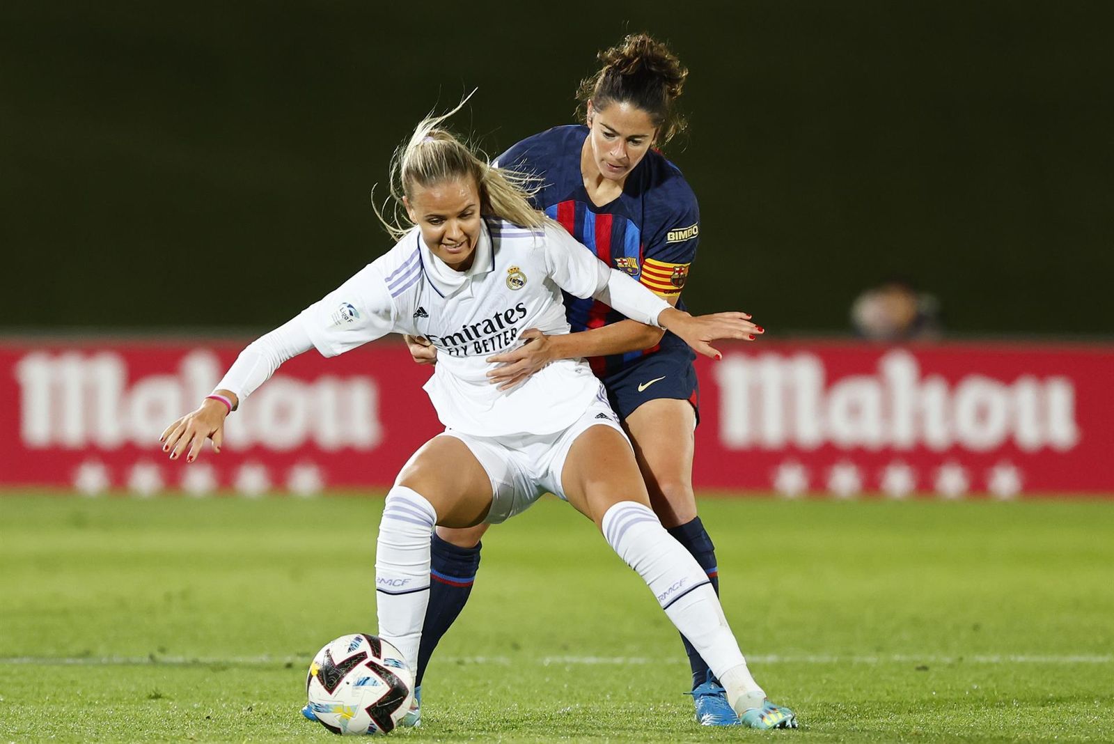 La delantera danesa del Real Madrid Caroline Møller disputa el balón ante la defensa del Barça Marta Torrejón