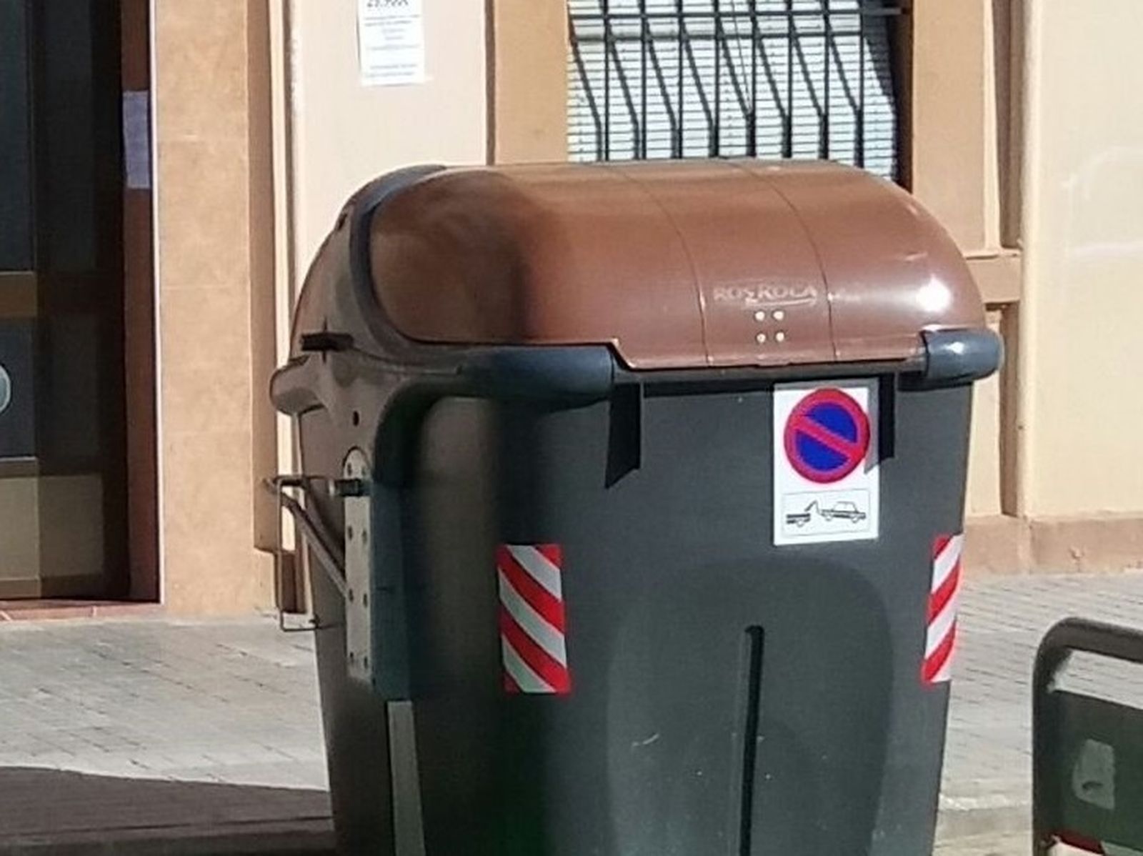 Contenedor marrón