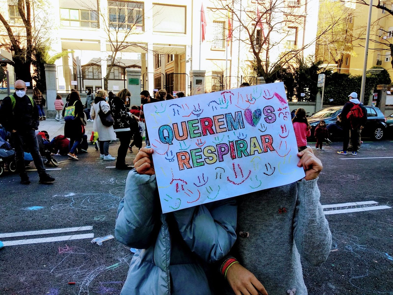 Escolares del colegio Rufino Blanco exhiben un cartel durante la última Revuelta Escolar