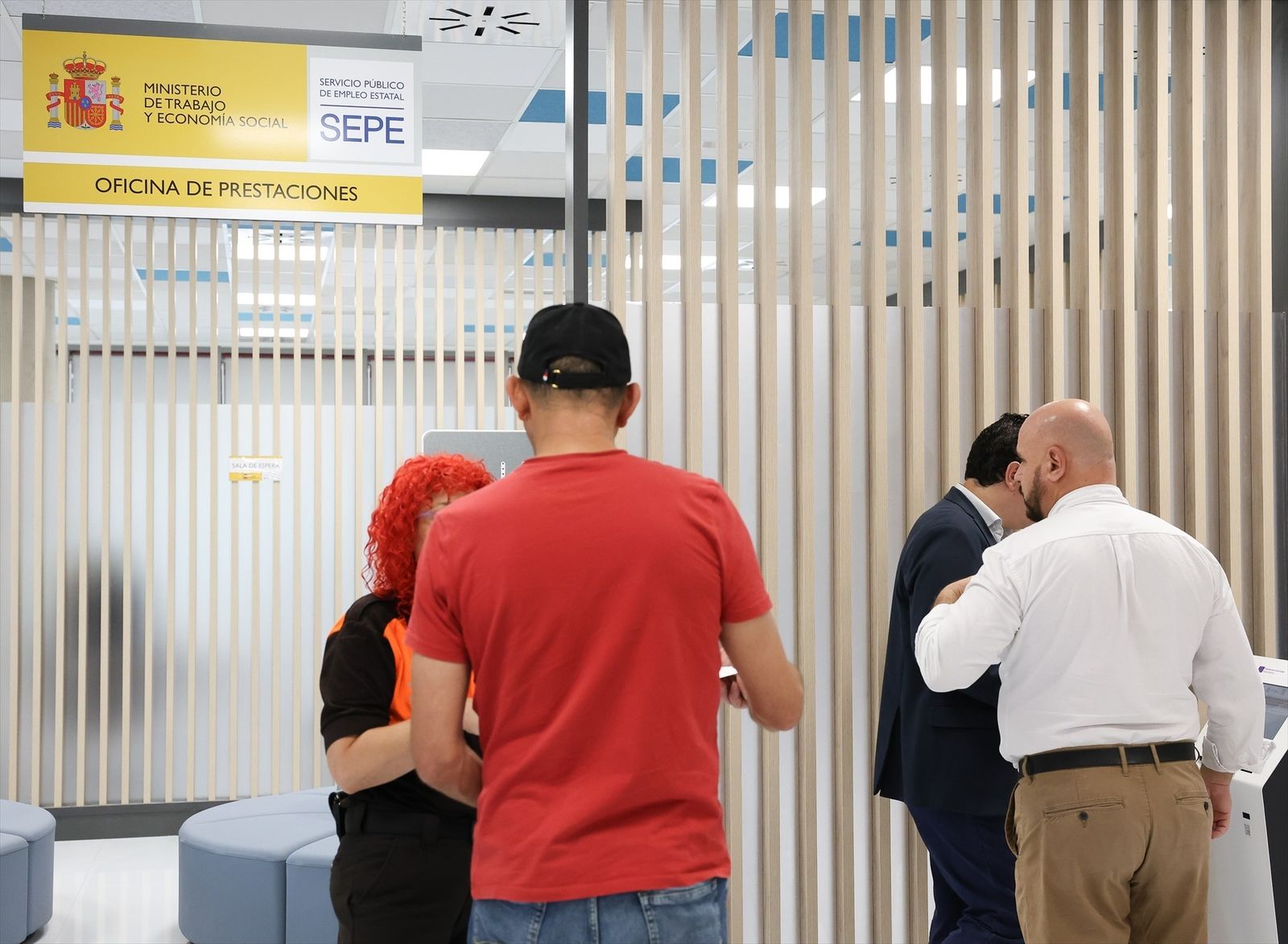 Varias personas en una Oficina de Empleo, a 6 de septiembre de 2023, en Rivas-Vaciamadrid, Madrid (España)