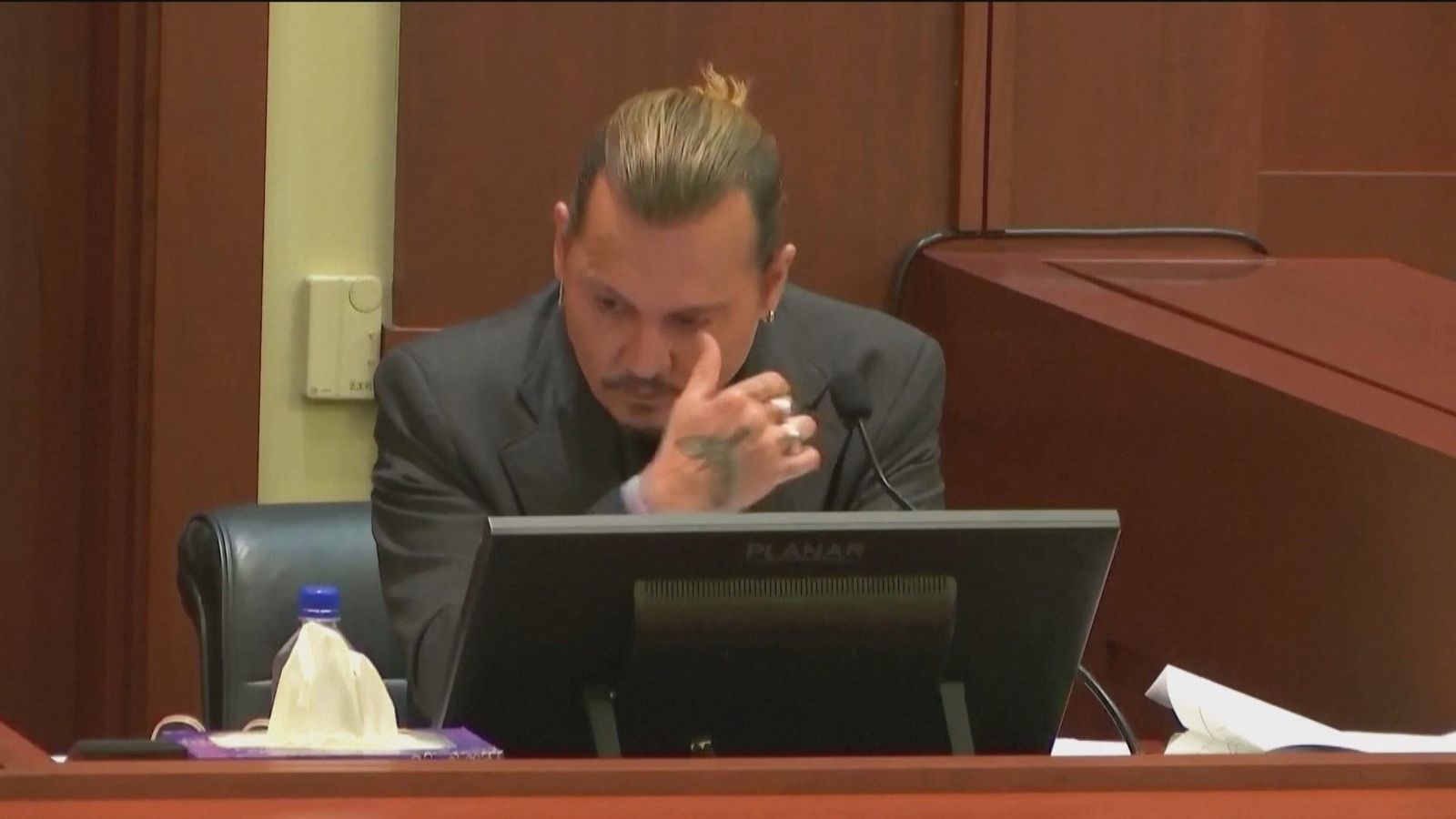 Johnny Depp, entre lágrimas al acabar el juicio por violencia contra su exmujer