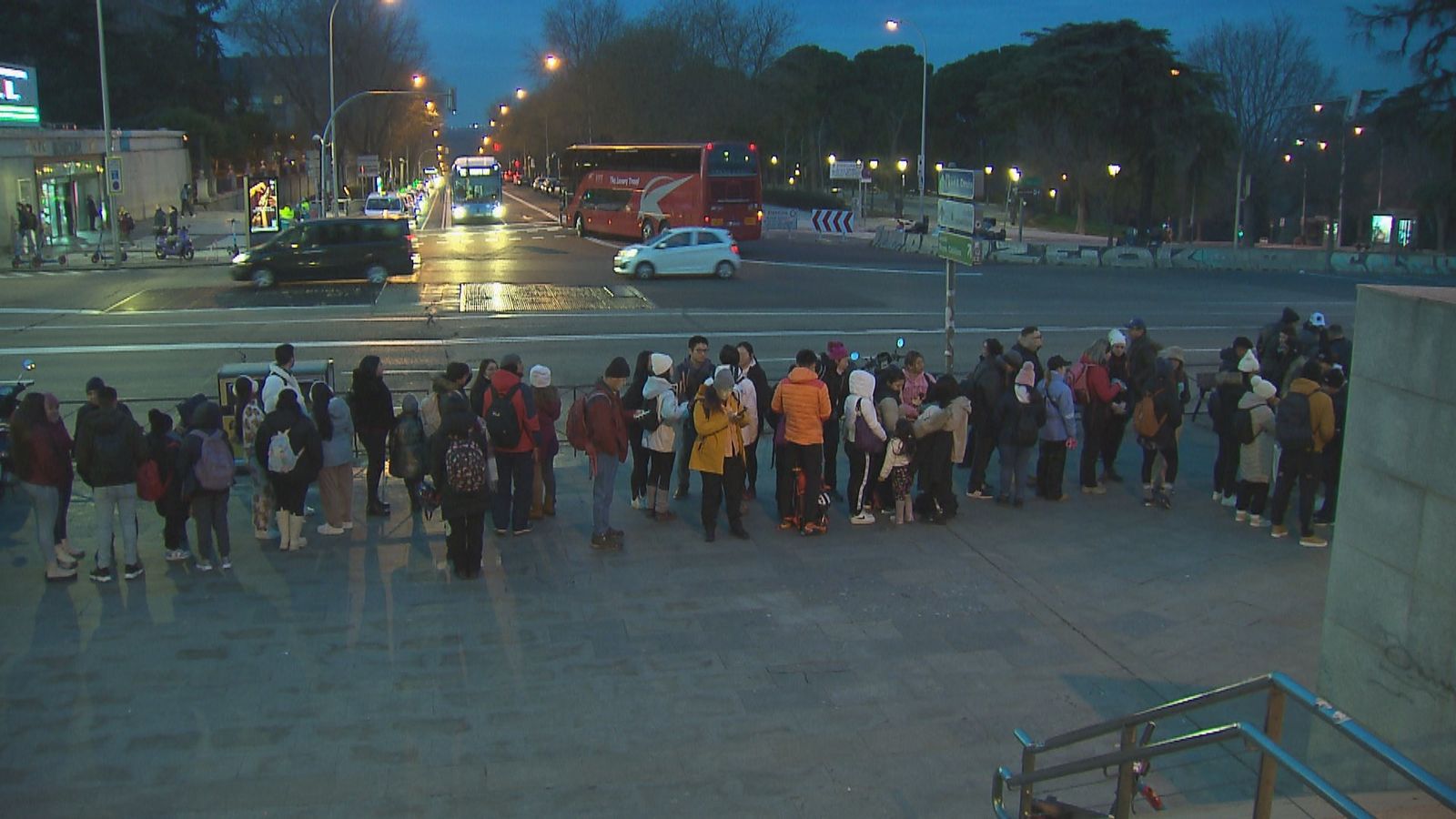 Colas en Moncloa para subir a la sierra