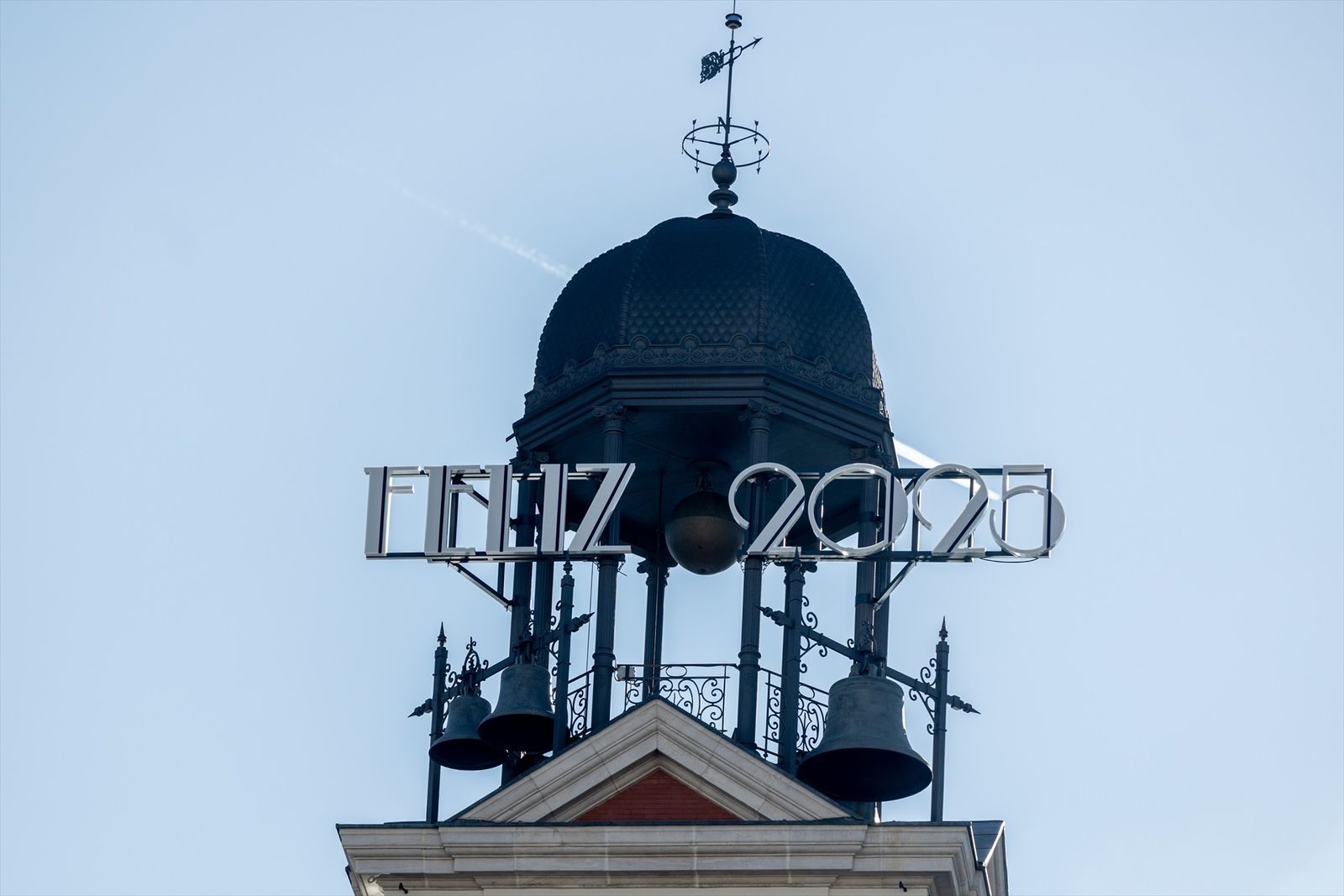 Rótulo luminoso en el reloj de la Puerta del Sol