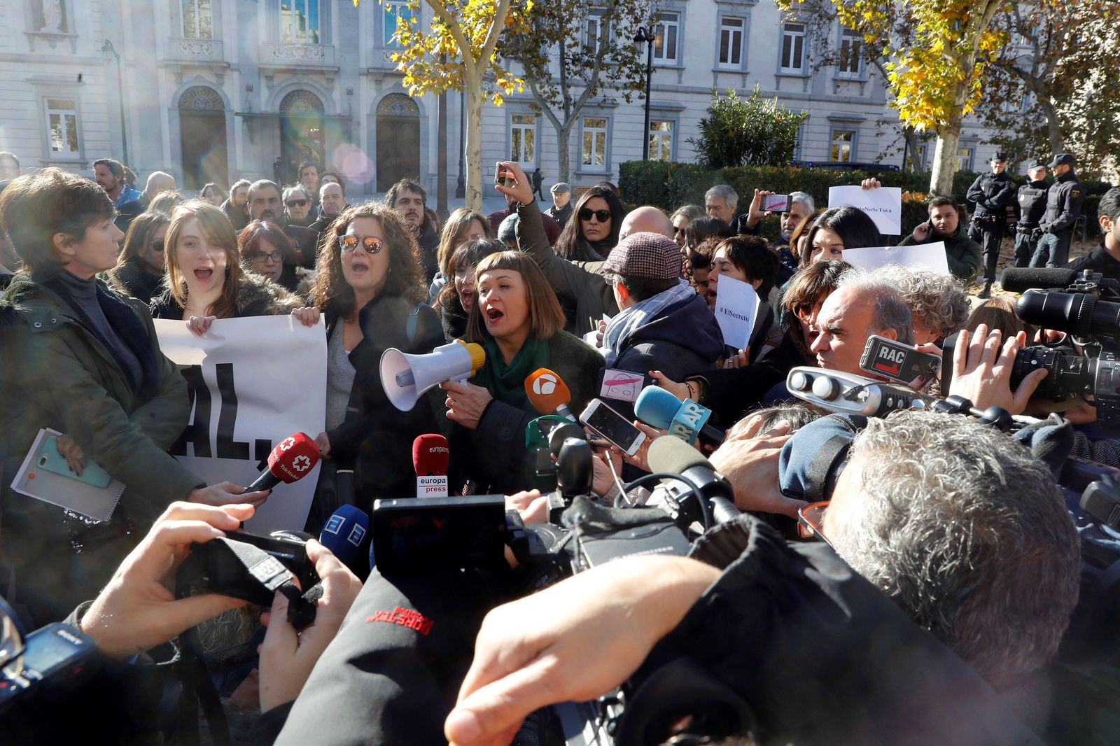 Más de 200 periodistas se manifiestan frente al Supremo por el 'caso Cursach'