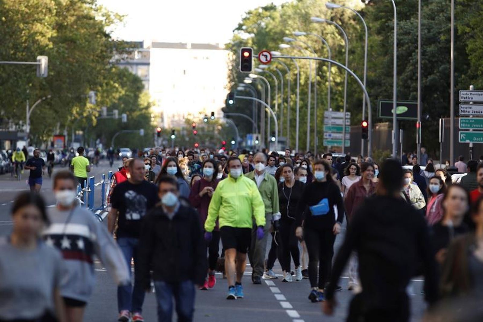 Multitud de personas pasean en Madrid