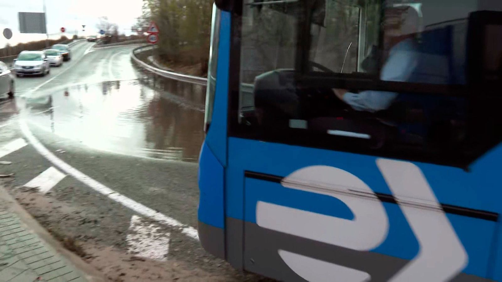 Las balsas de agua en salidas y accesos de Valdebebas complican el tráfico