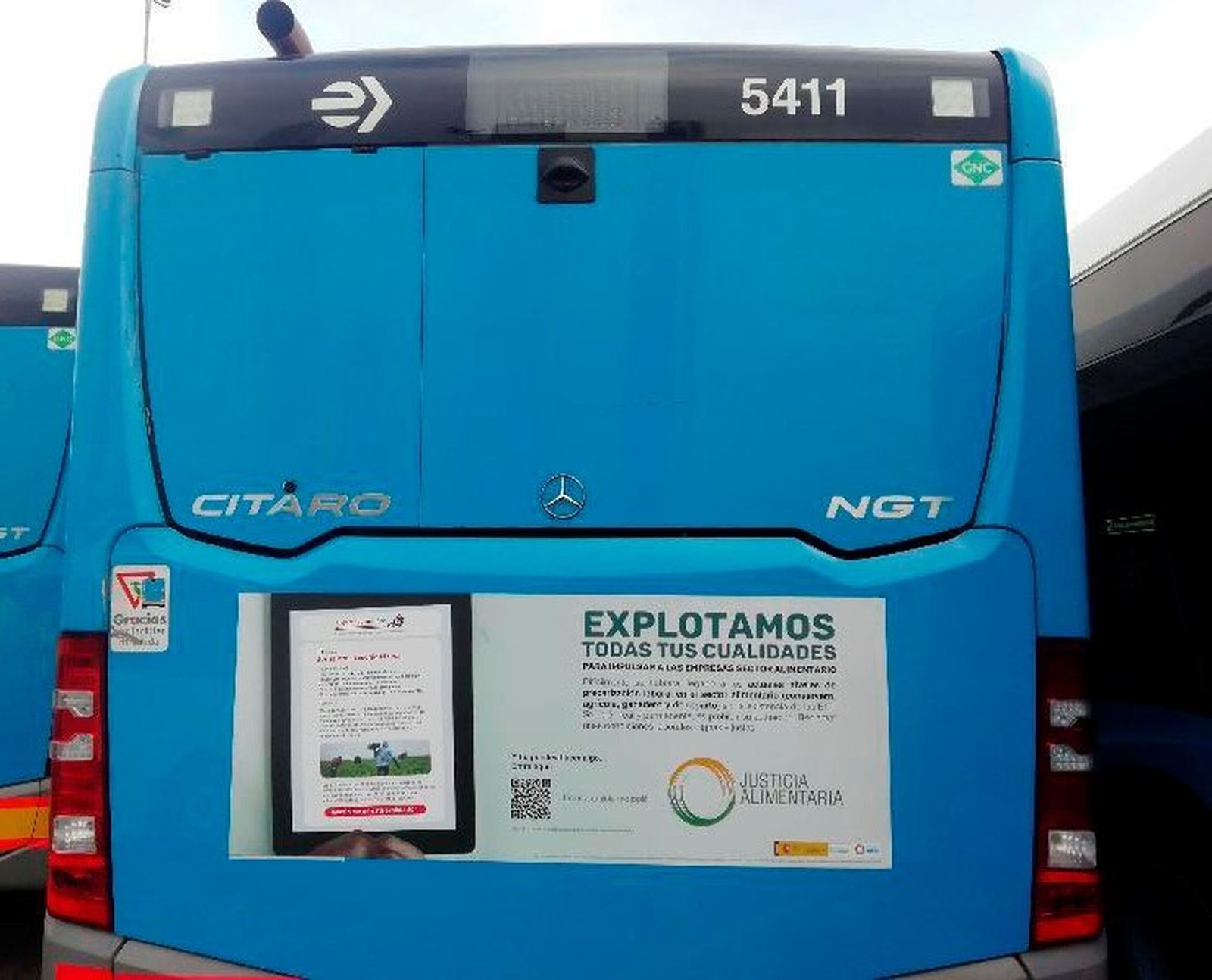 Uno de los autobuses de la EMT con un cartel de la campaña