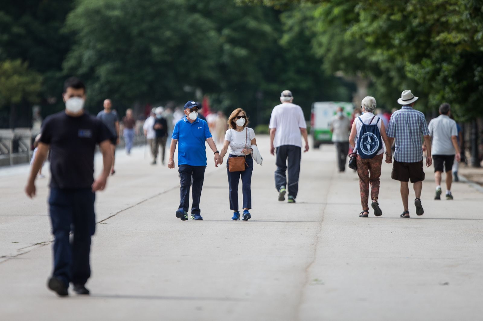 Gente paseando por el parque de El Retiro