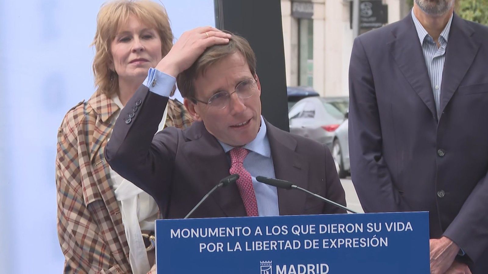Una paloma 'atenta' contra el alcalde Almeida en plena inauguración en la calle Juan Bravo