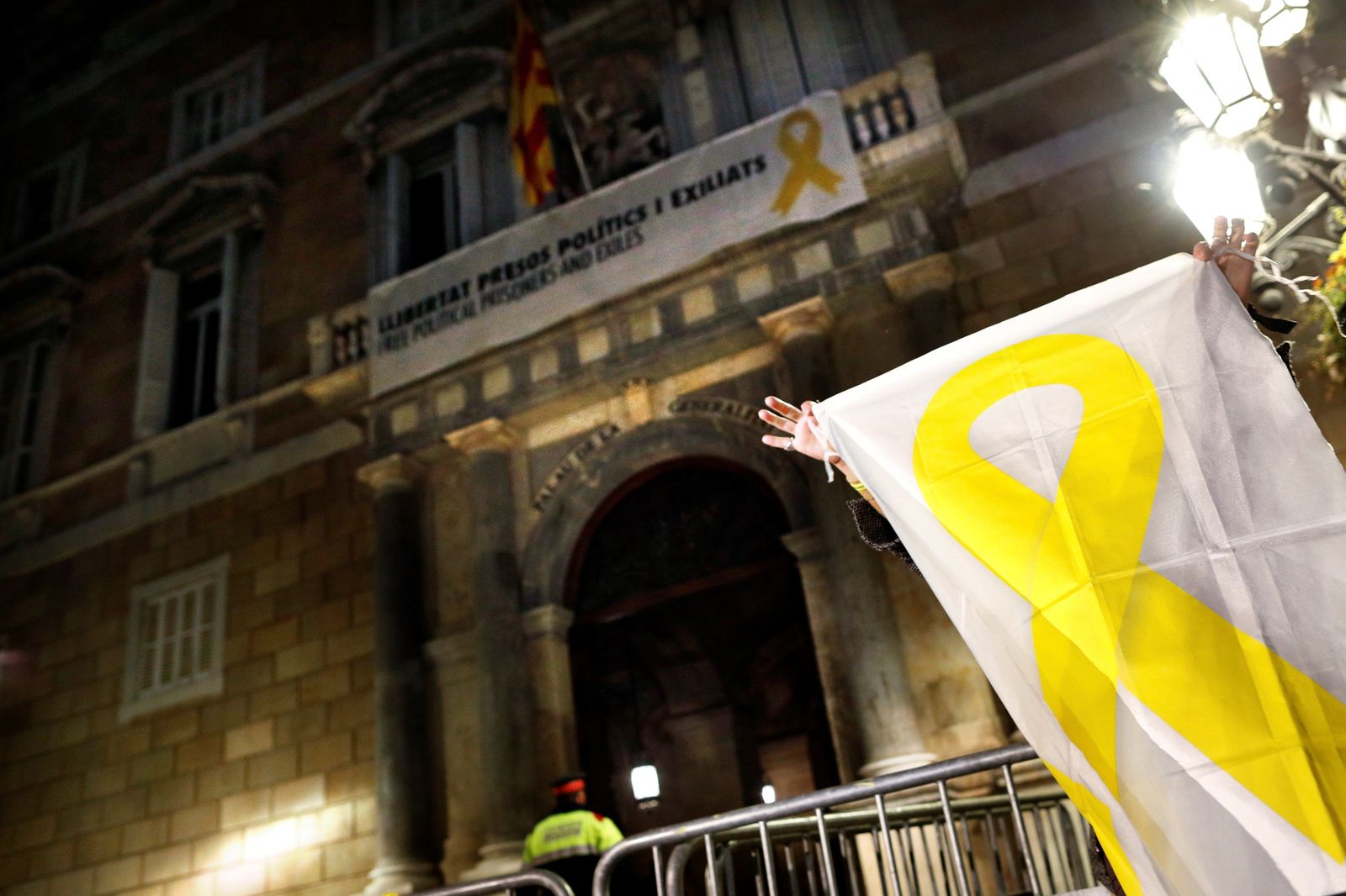 El Supremo rechaza la petición de Torra de suspender la retirada de lazos
