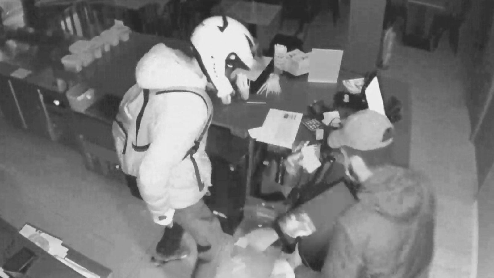 Revientan con un pico la puerta de un restaurante en Montecarmelo para robar