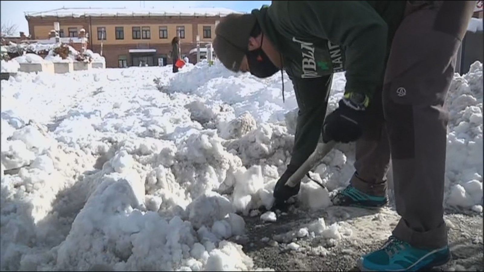 Grupos vecinales organizan retiradas colectivas de nieve