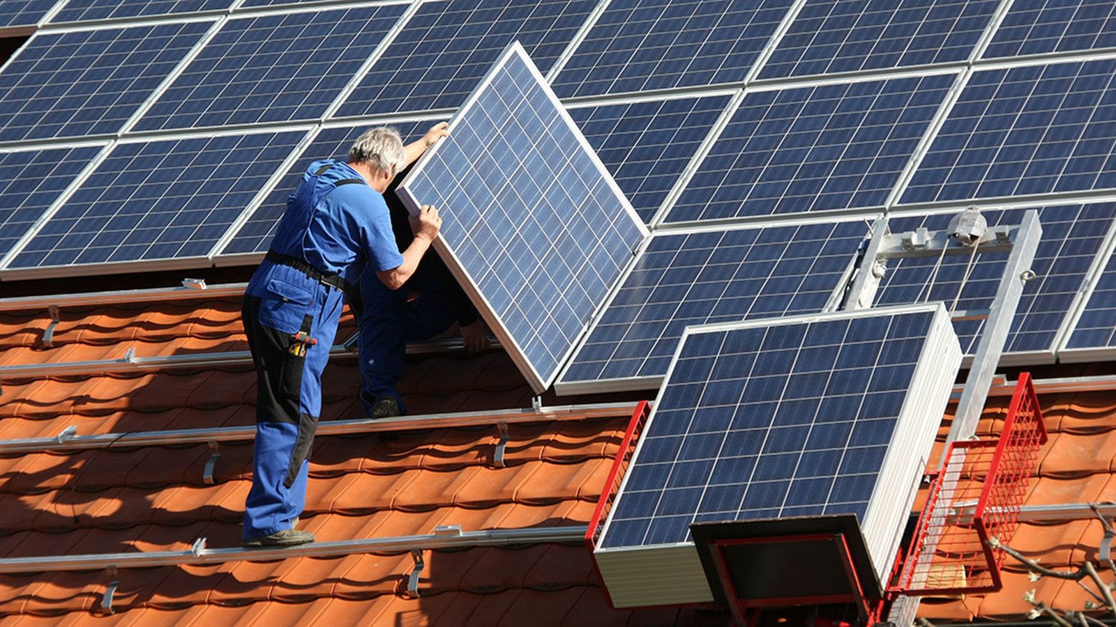 Instalación de placas solares en el tejado de una vivienda
