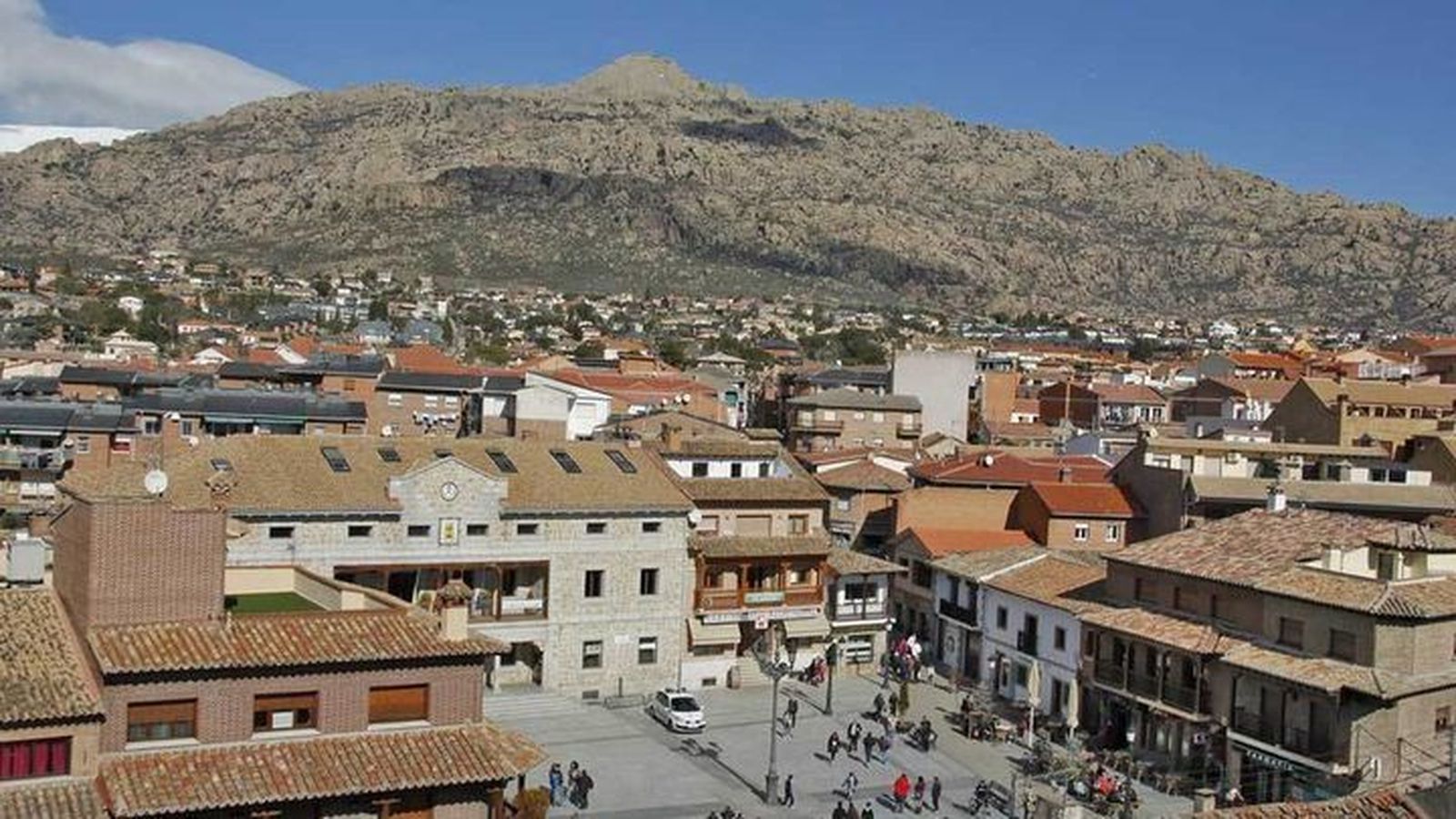 Manzanares El Real con La Pedriza al fondo