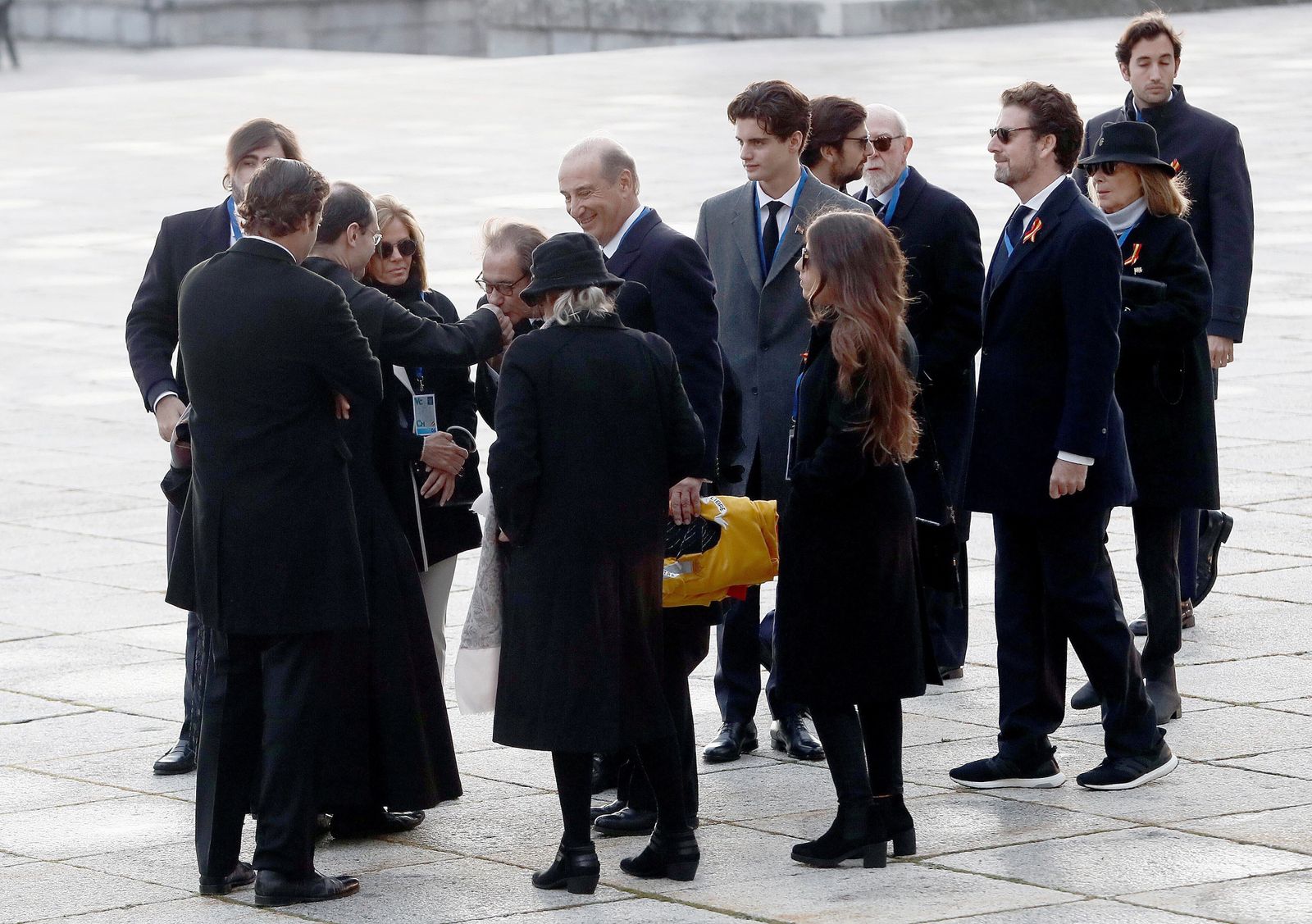 Los familiares de Franco saludan al prior Santiago Cantera (3i) a su llegada al Valle de los Caídos