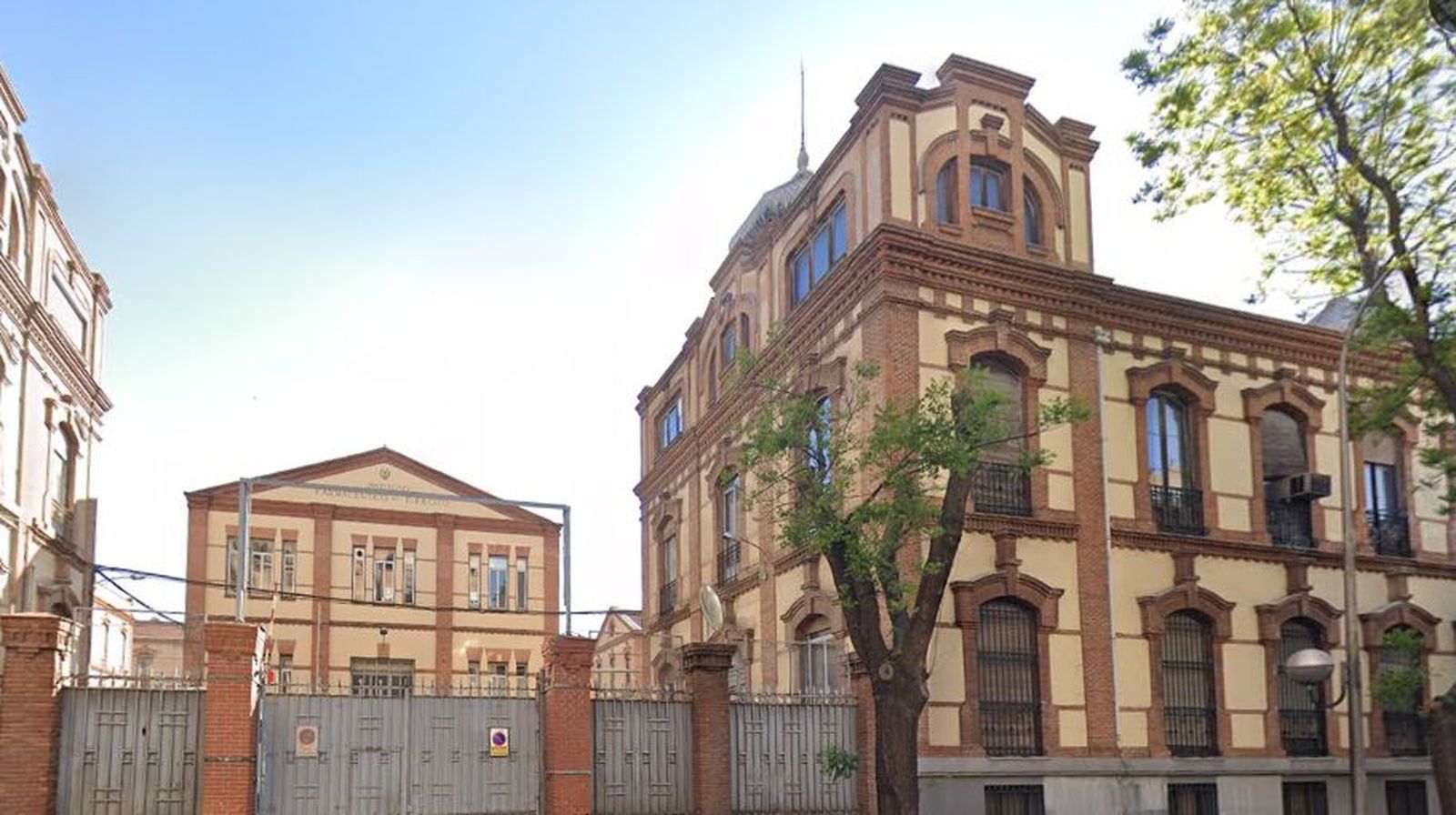 Edificios del antiguo Centro Militar de Farmacia de la Defensa en la calle de Embajadores