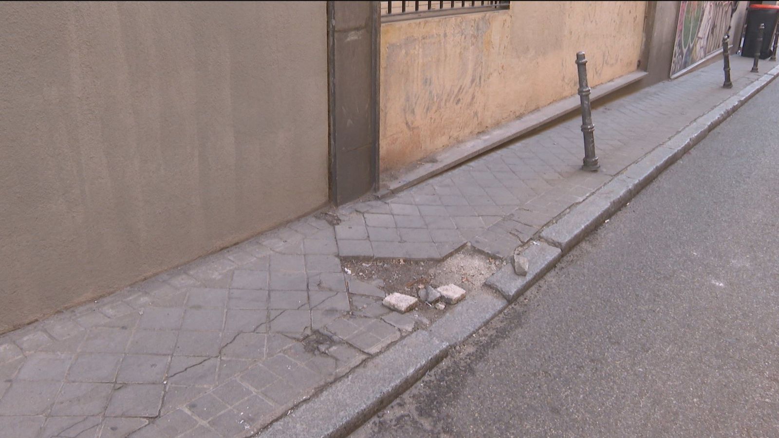 Denuncian que las aceras de su calle son estrechas e inseguras