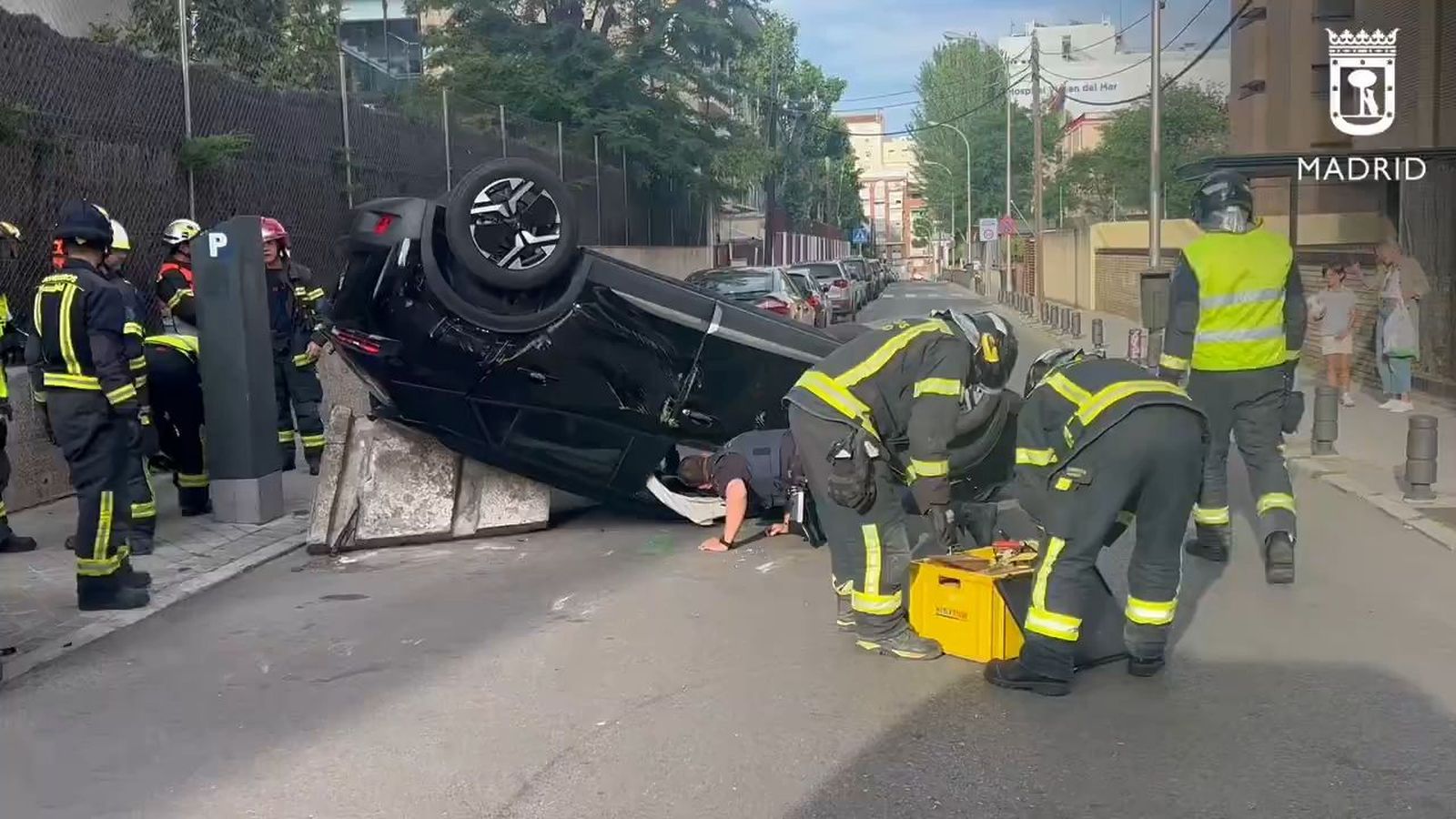 Accidente de tráfico con un coche volcado en Chamartín