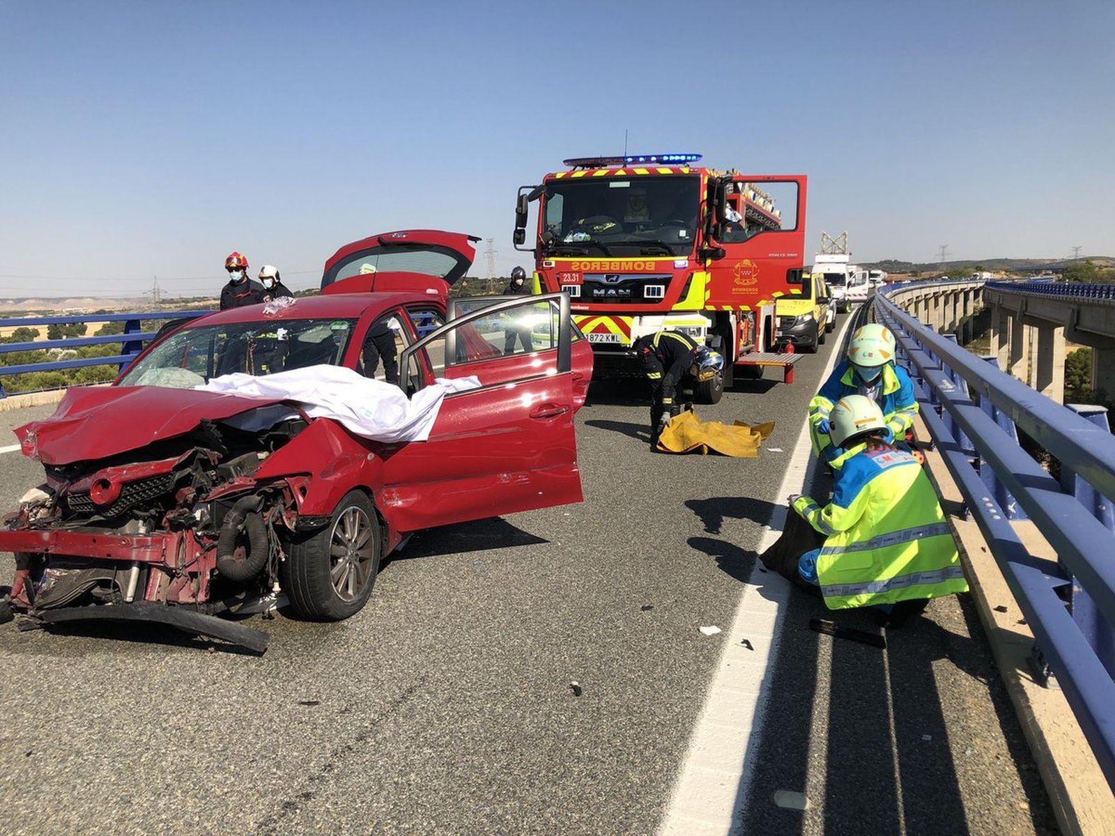 Herida grave una mujer tras una violenta colisión contra el lateral de un viaducto de la Radial 3