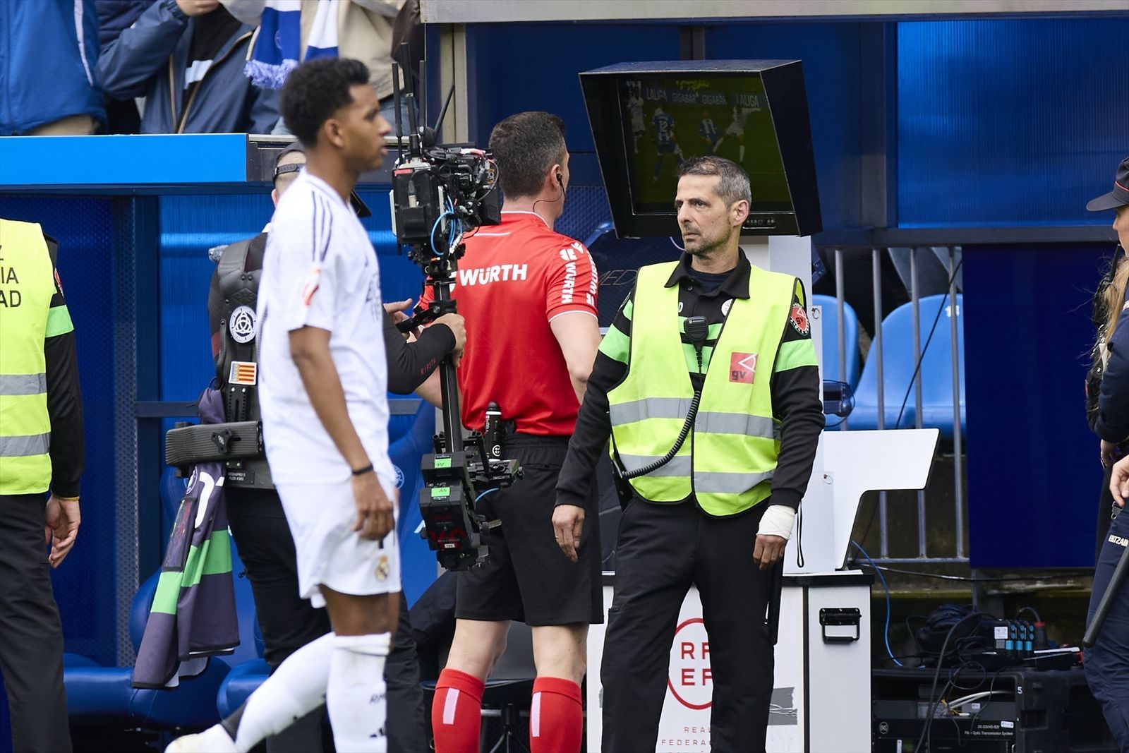 Árbitro revisando una acción en el VAR