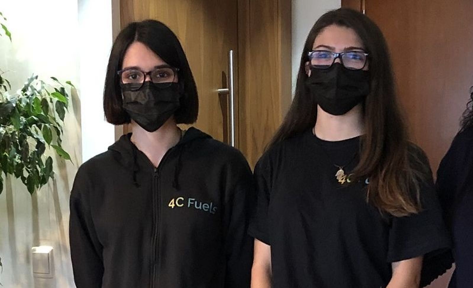 Celia Martín y Lucía Tapia, miembros del equipo 4CFuels ganador de la medalla de oro del iGEM