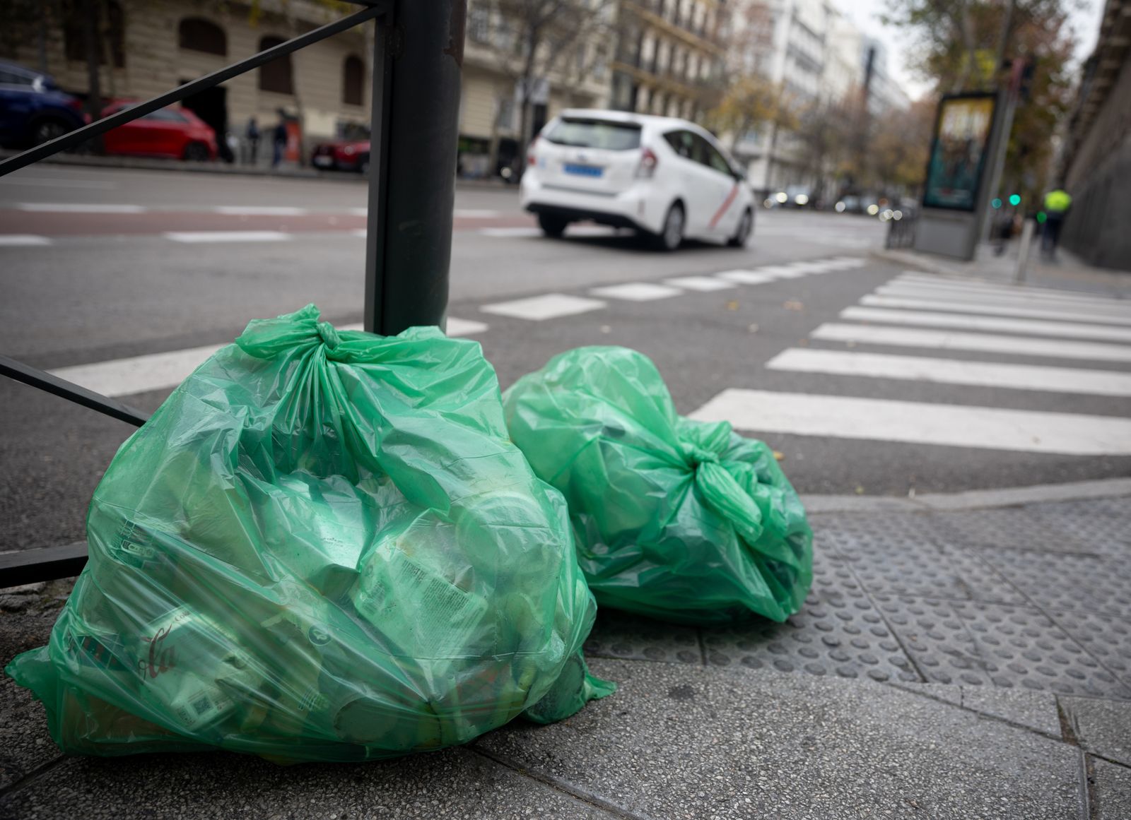 Varias bolsas de basura en una calle de Madrid