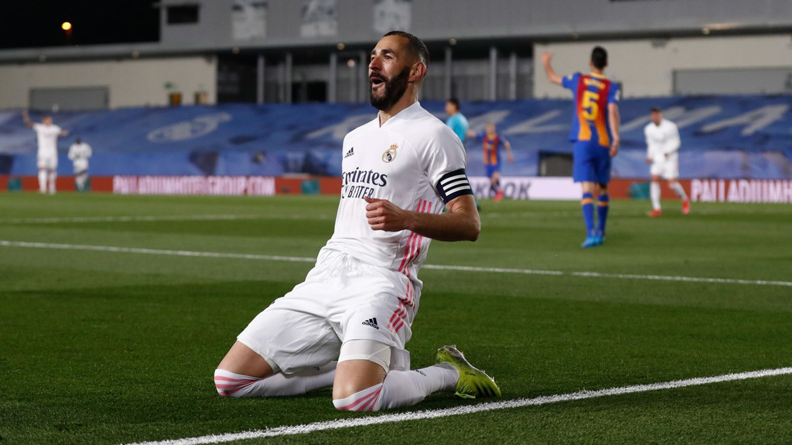 Benzema ante el Barcelona