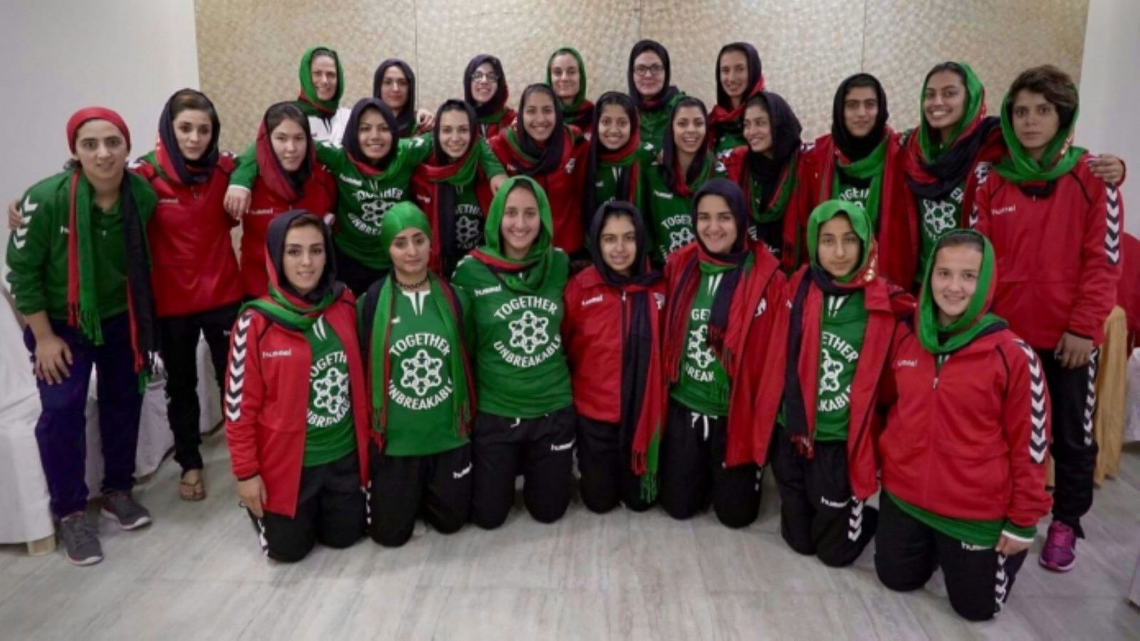 La nueva vida de niñas afganas futbolistas que huyeron de los talibanes
