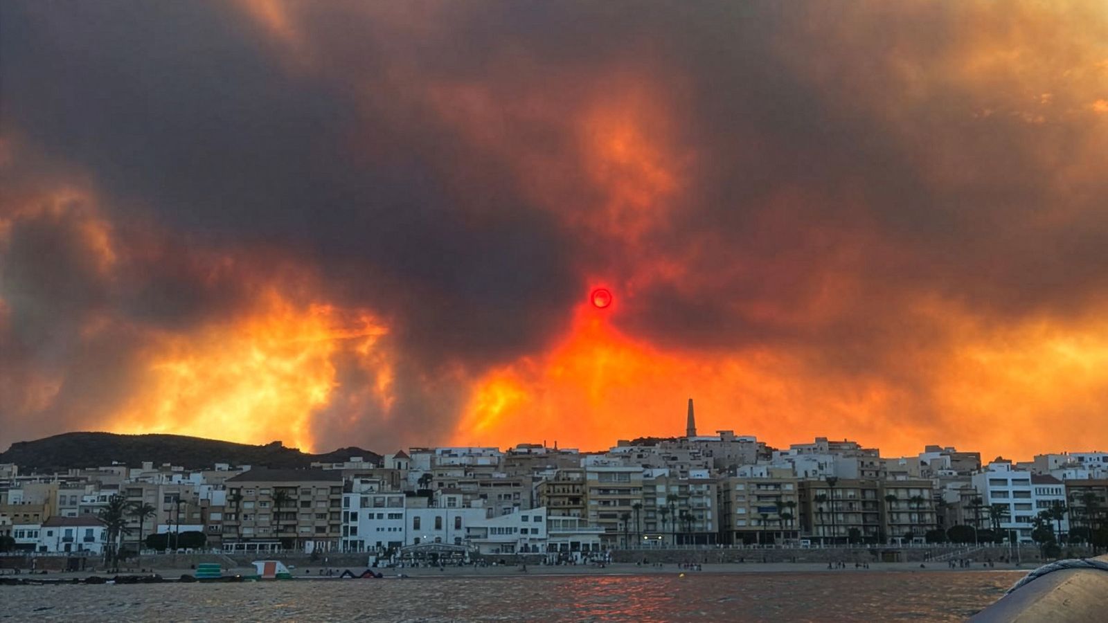 El incendio en Los Gallardos visto desde el Puerto de Garrucha, a 10 de julio de 2026, en Garrucha, Almería