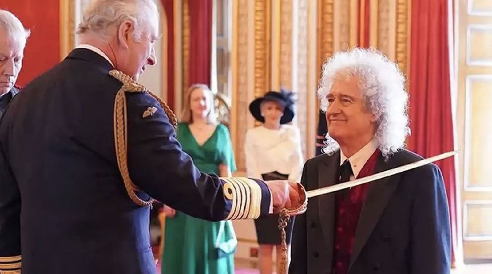 El rey Carlos III ordena caballero al guitarrista de Queen