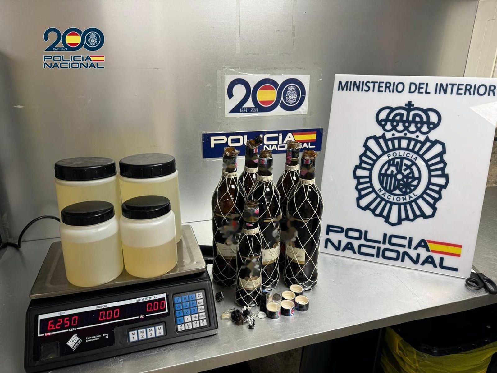 Cocaína líquida requisada en el aeropuerto de Barajas