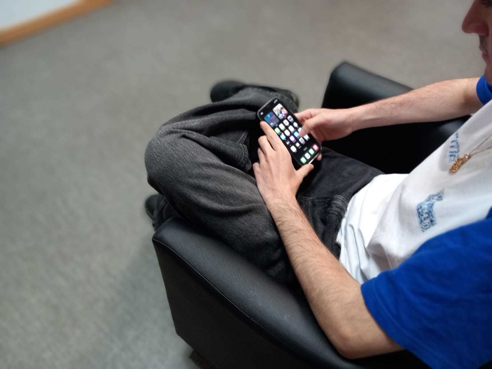 Un joven con móvil