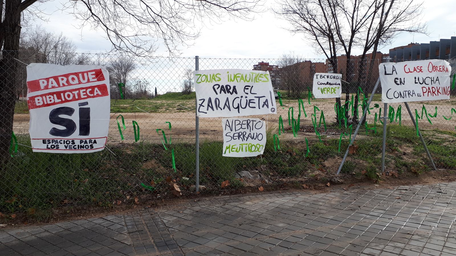 Carteles contra el aparcamiento de Mar de Cristal