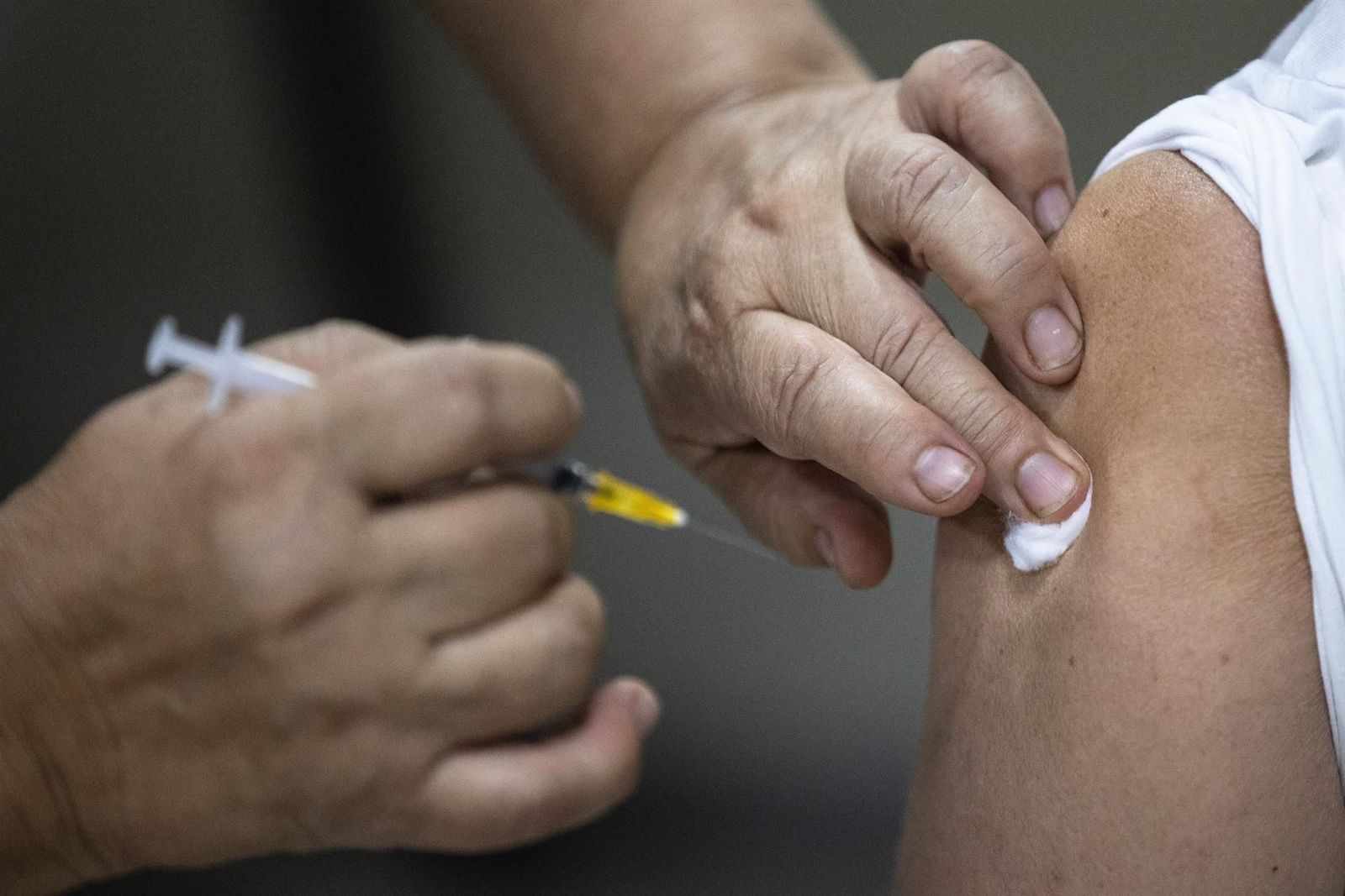 La OMS prevé que la mitad de los europeos se contagiarán de omicron y avisa sobre la "gripalización" de la Covid