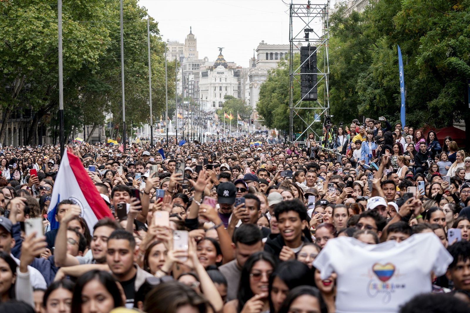 Cientos de personas durante el concierto por el Día de la Hispanidad, en la Puerta de Alcalá