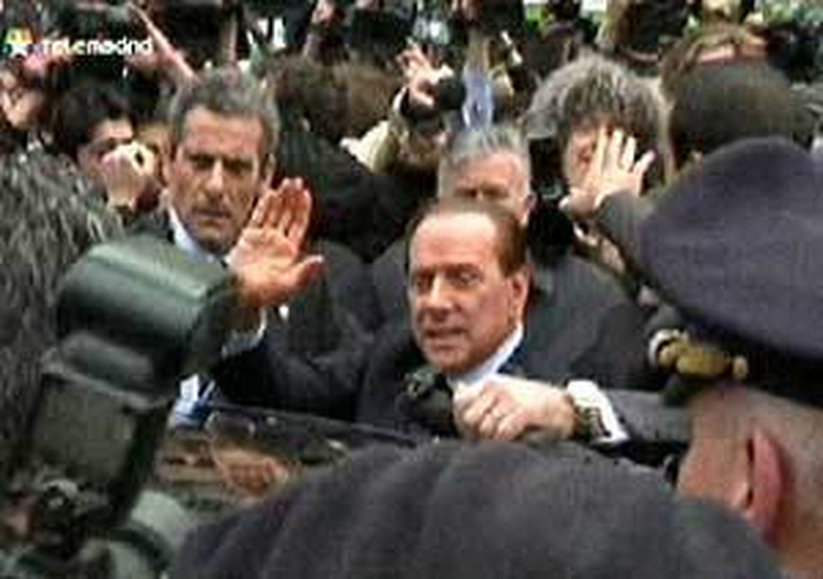 berlusconi saluda