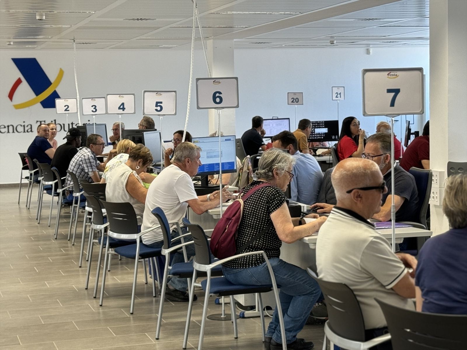 Atención ciudadana en unas oficinas de la Agencia Tributaria