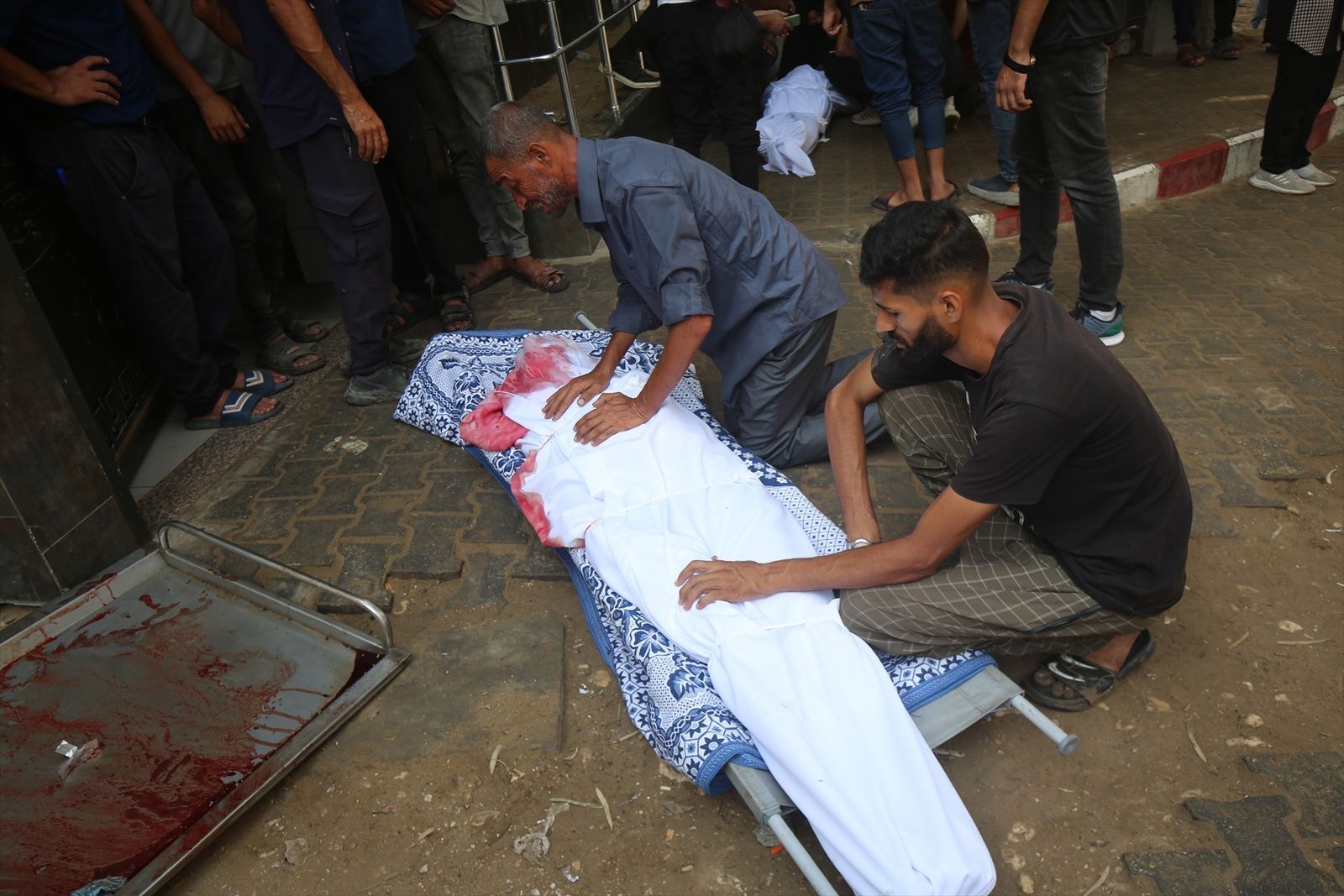 Luto en Gaza ante el cuerpo de un hombre abatido en un punto de entrega de alimentos el 12 de agosto