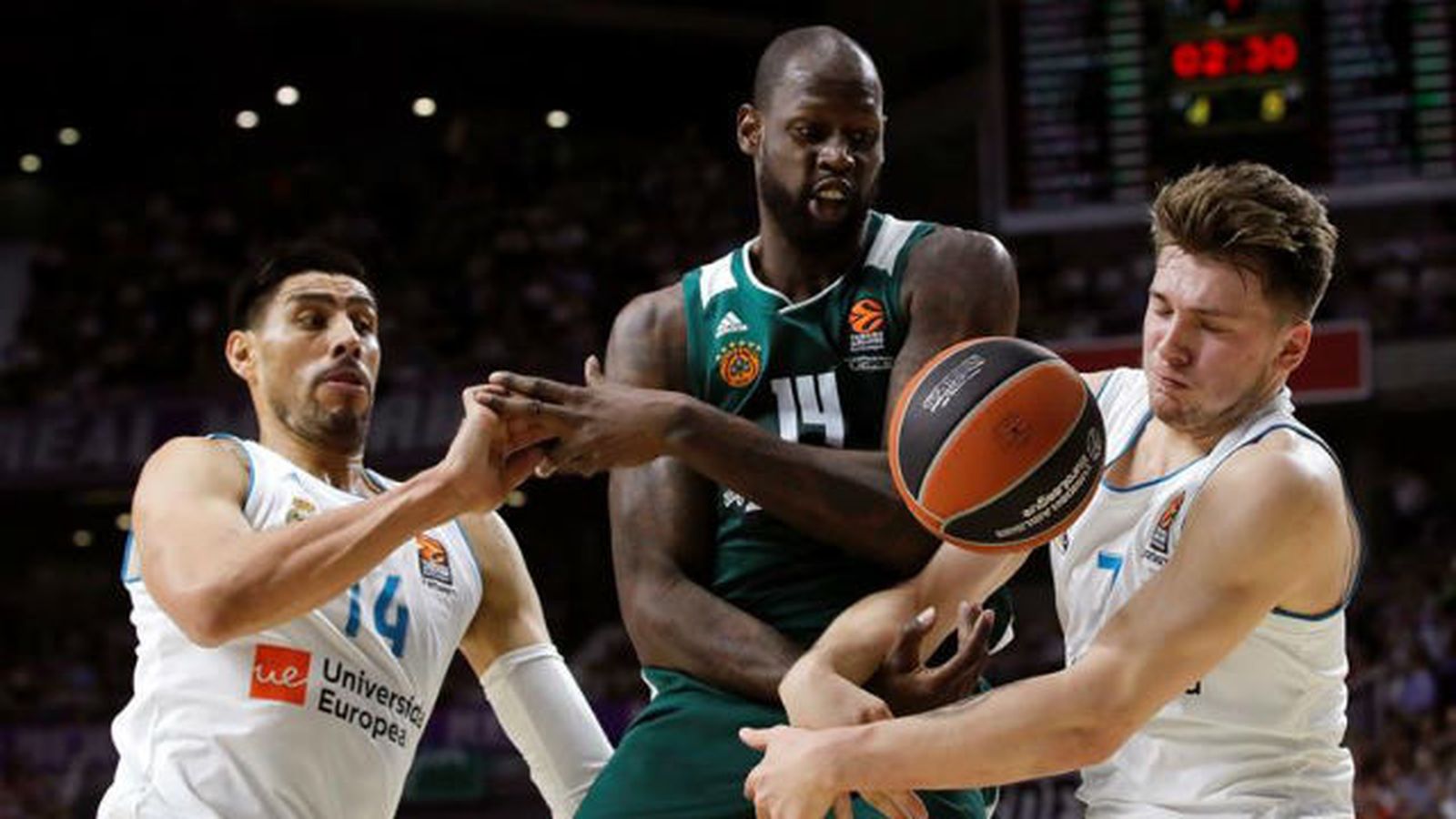 Gustavo Ayón y Doncic ante Panathinaikos