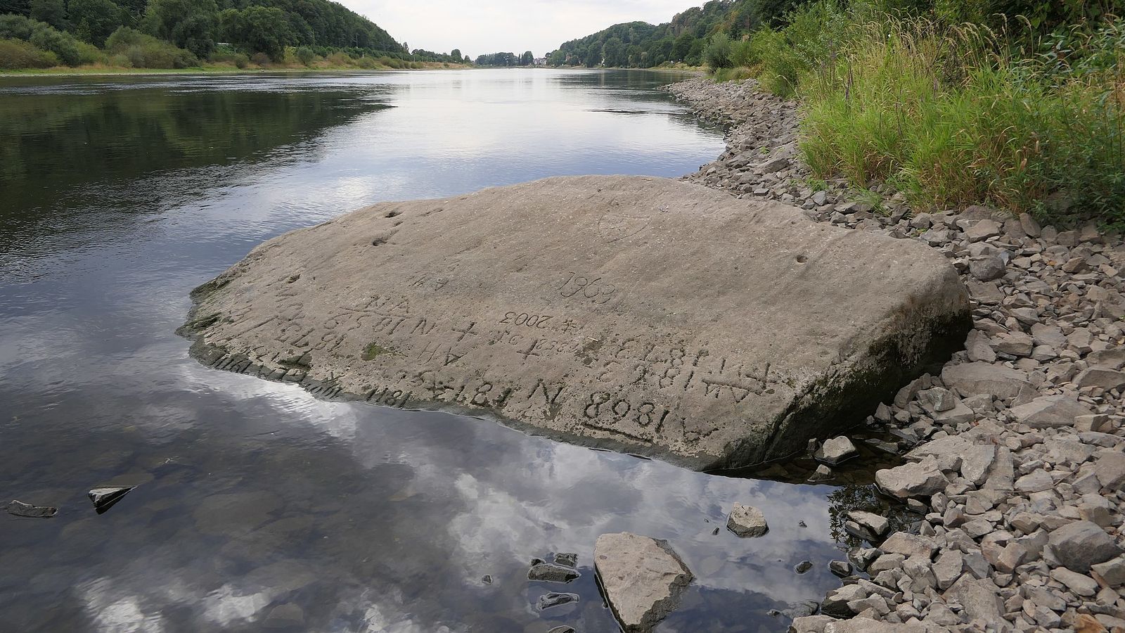 Piedra del hambre en el río Elba en Oberposta (Pirna, Alemania)