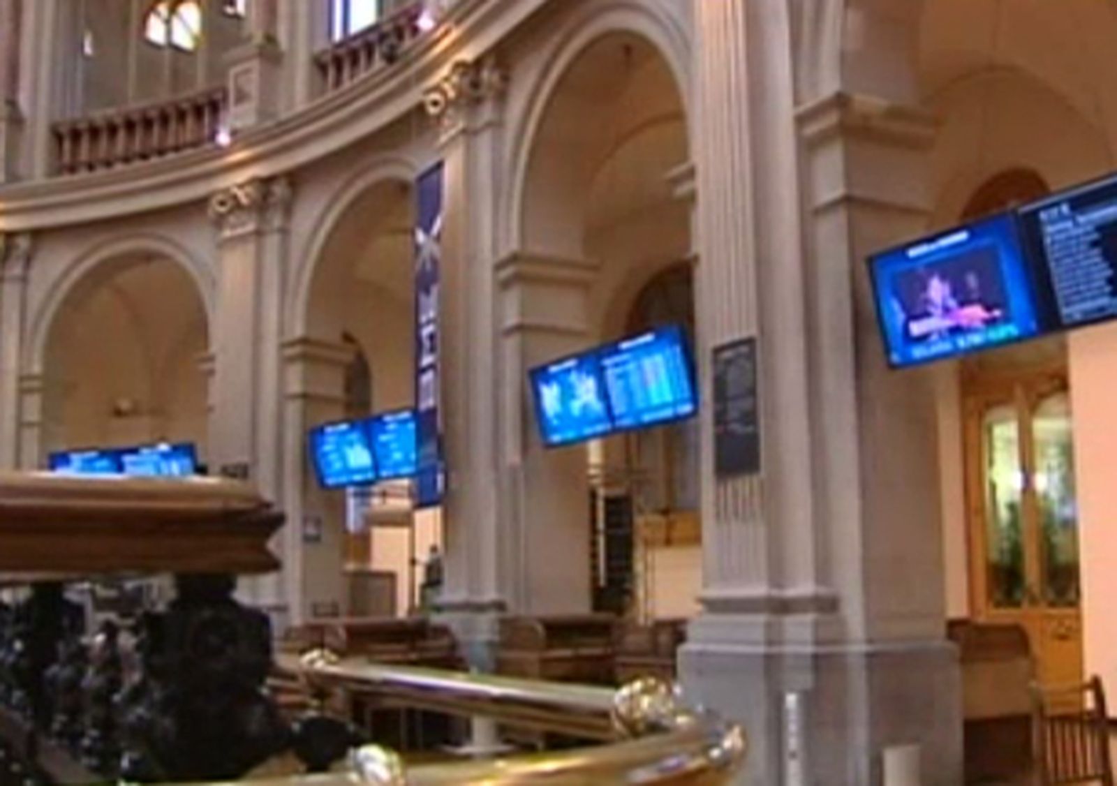 El Ibex cede un 0,84% cerrando por encima de los 7.100 puntos y la prima en 547 puntos