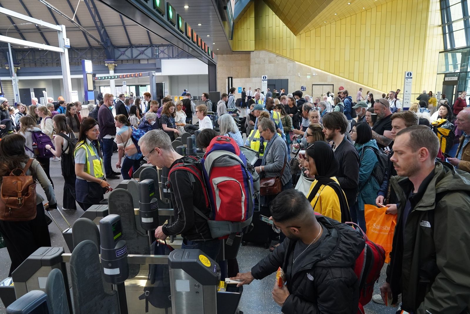Pasajeros en la estación de Glasgow Queen Street durante la huelga de transportes en el Reino Unido