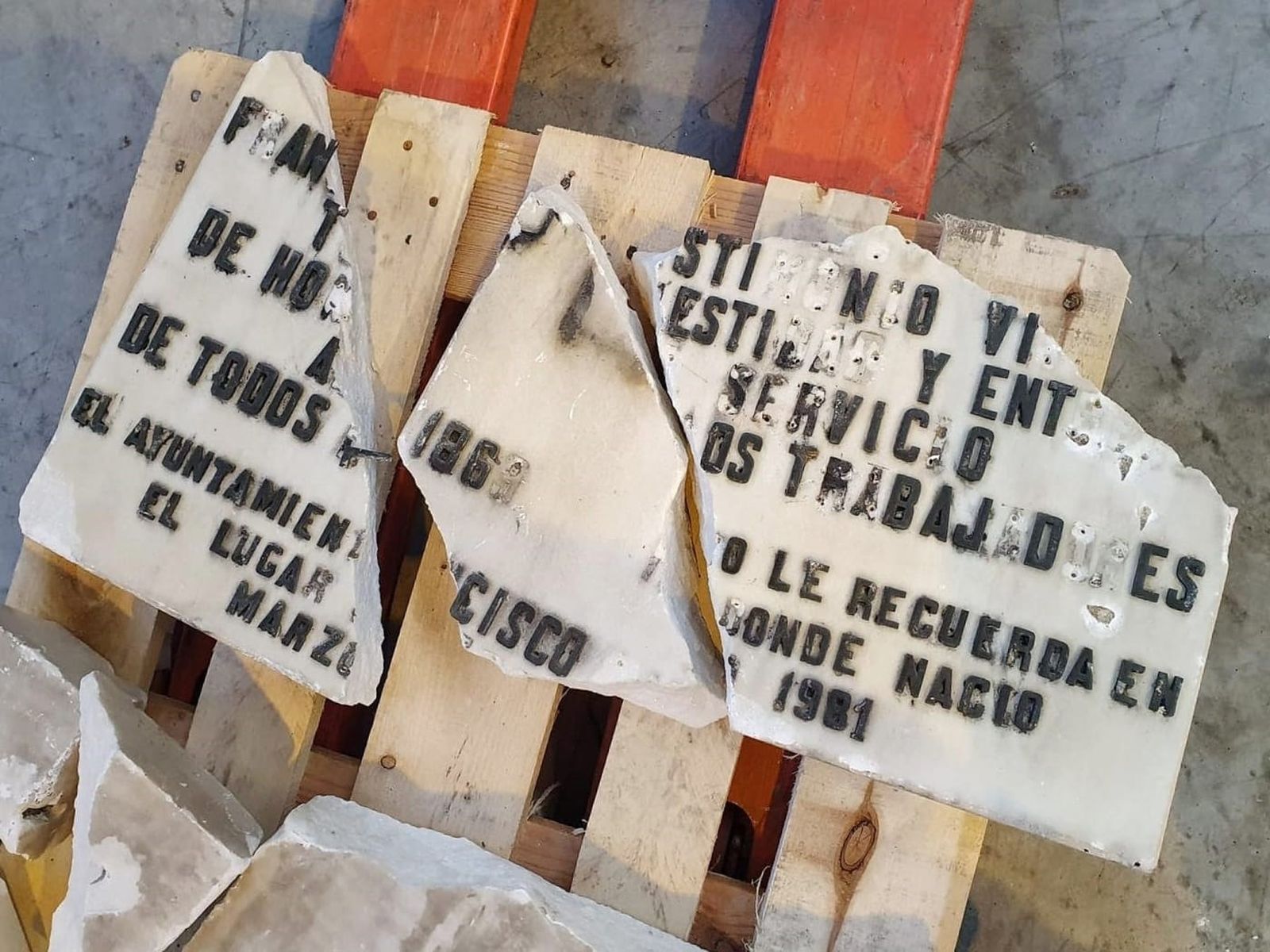 La placa destrozada de la vivienda donde vivió Largo Caballero