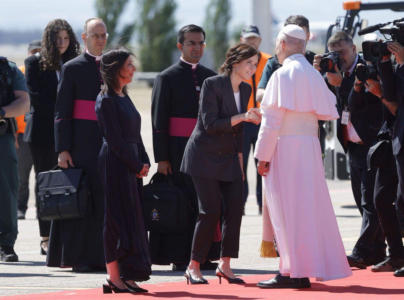 La despedida de Ayuso al Papa: "Hasta siempre, ésta es su casa y gracias por tanto"