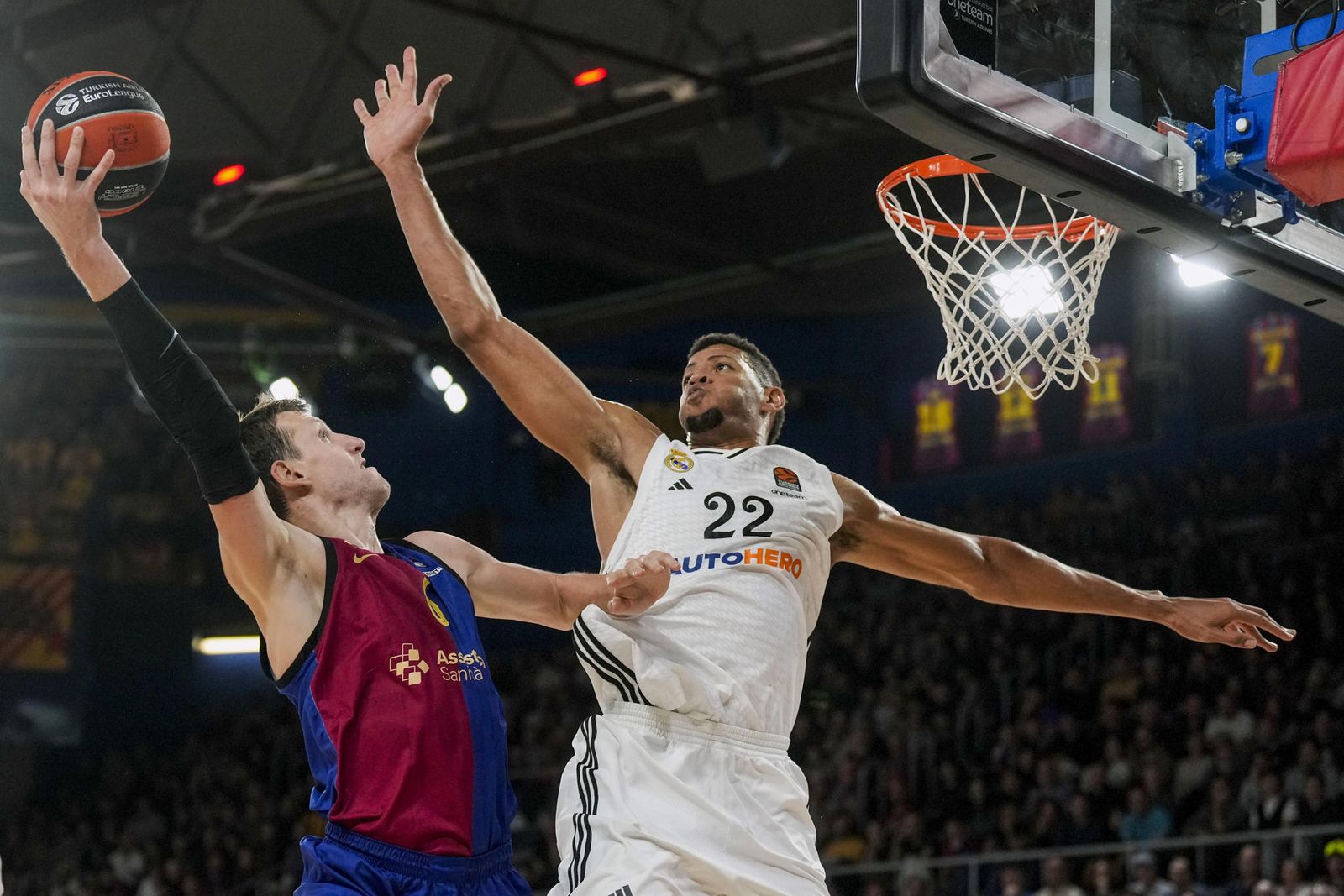 Tavares ante el Barcelona