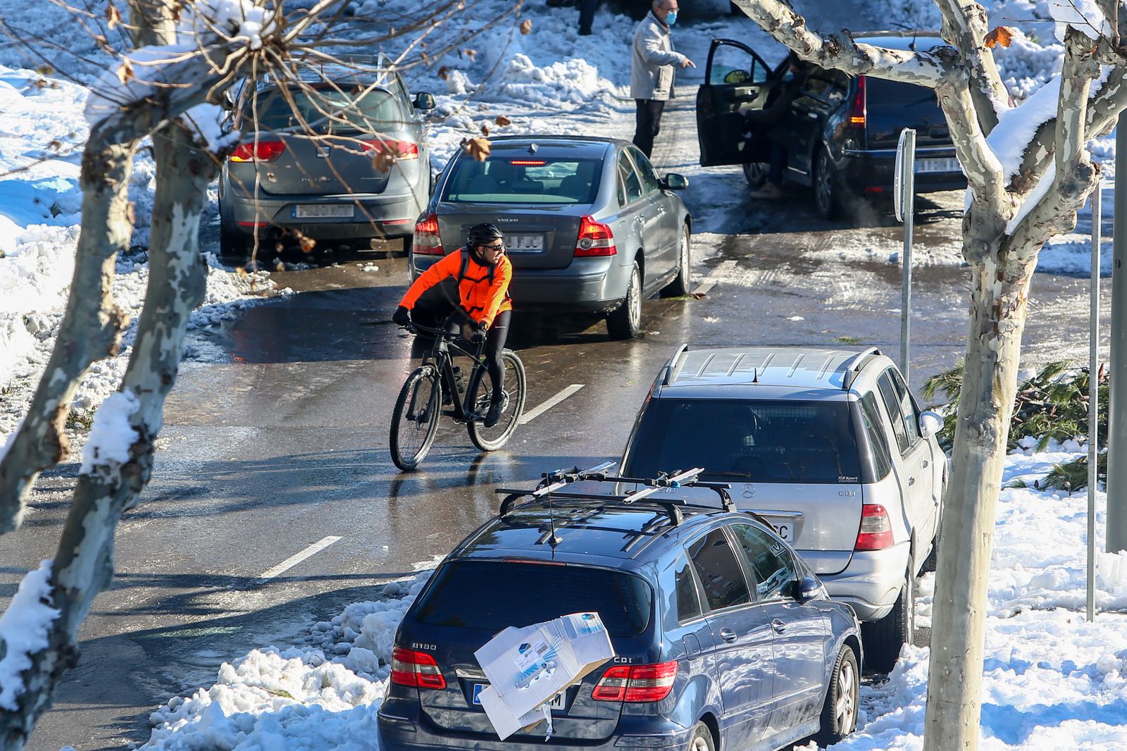 Coches entre la nieve en Madrid