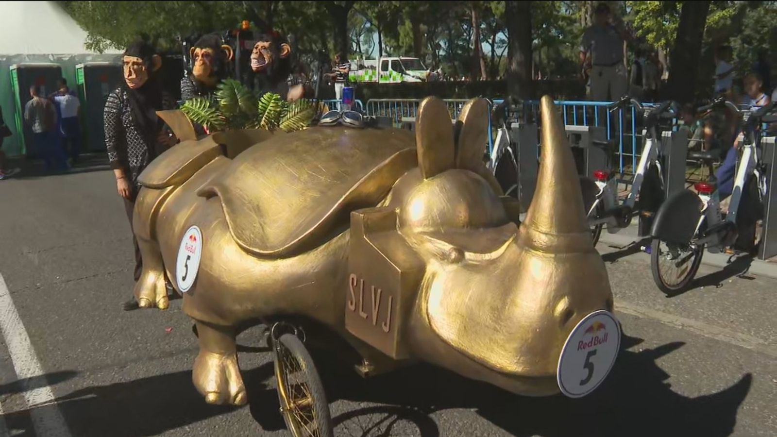 Participantes en la carrera de autos locos